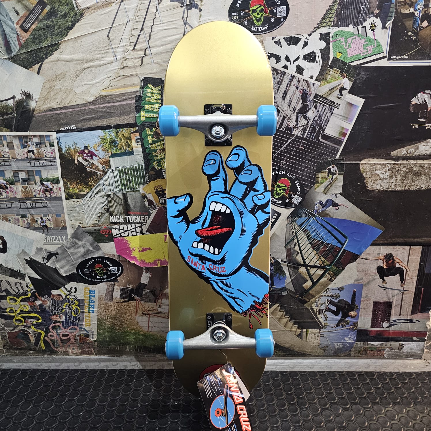 Peach and Bones Skateshop CDMX Tabla Santa Cruz 8.25 x 32.00 in Screaming Hand COMPLETE Gold