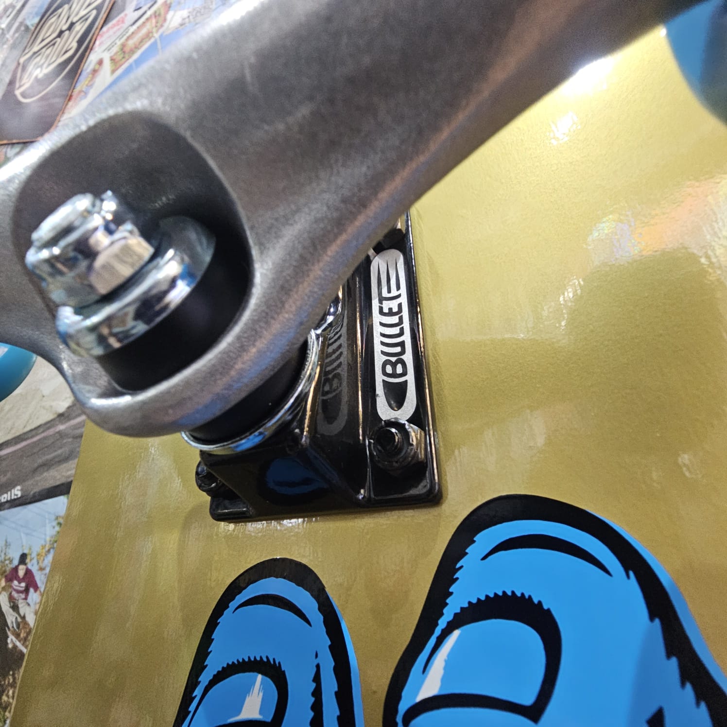 Peach and Bones Skateshop CDMX Tabla Santa Cruz 8.25 x 32.00 in Screaming Hand COMPLETE Gold - Image 2