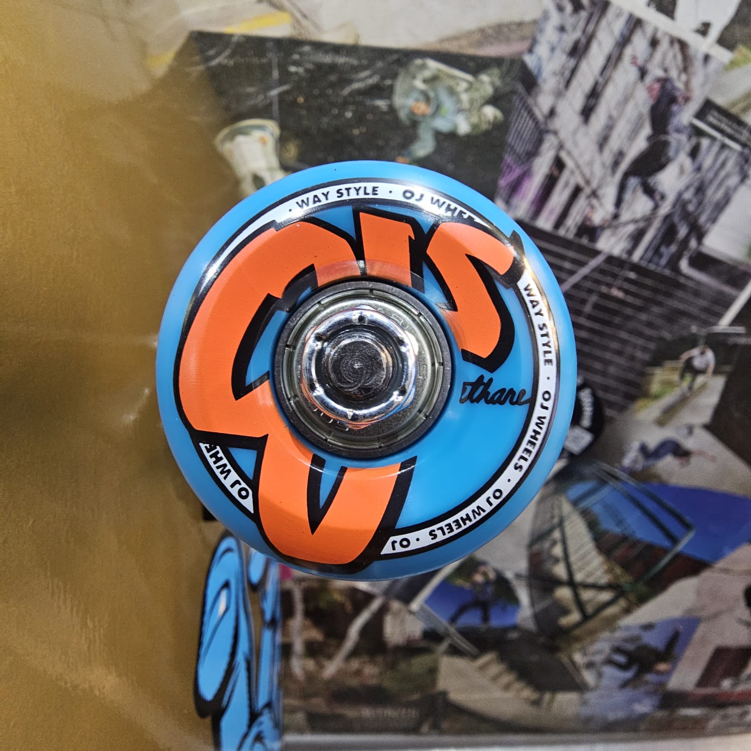 Peach and Bones Skateshop CDMX Tabla Santa Cruz 8.25 x 32.00 in Screaming Hand COMPLETE Gold - Image 3