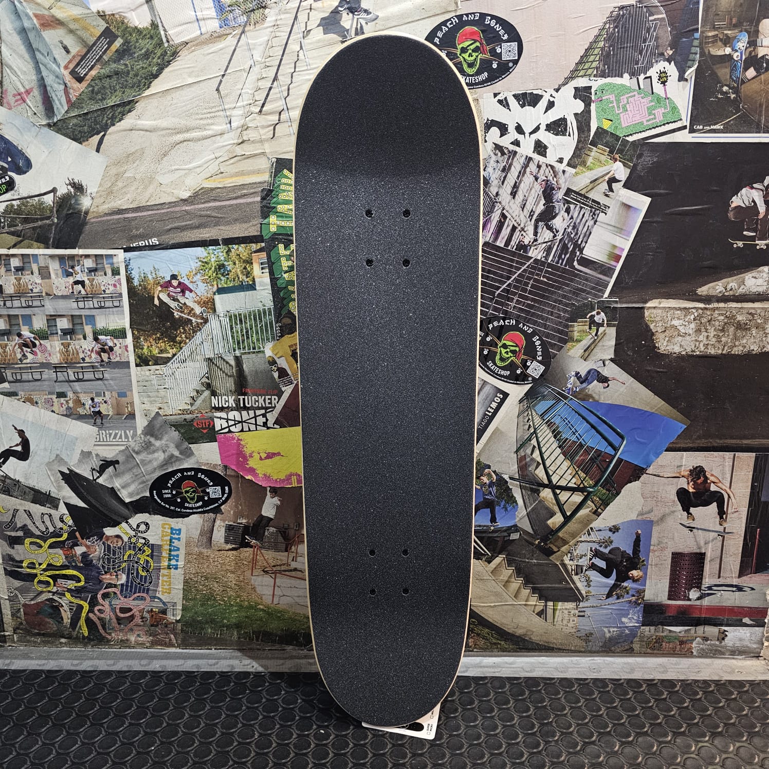Peach and Bones Skateshop CDMX Tabla Santa Cruz 8.25 x 32.00 in Screaming Hand COMPLETE Gold - Image 4