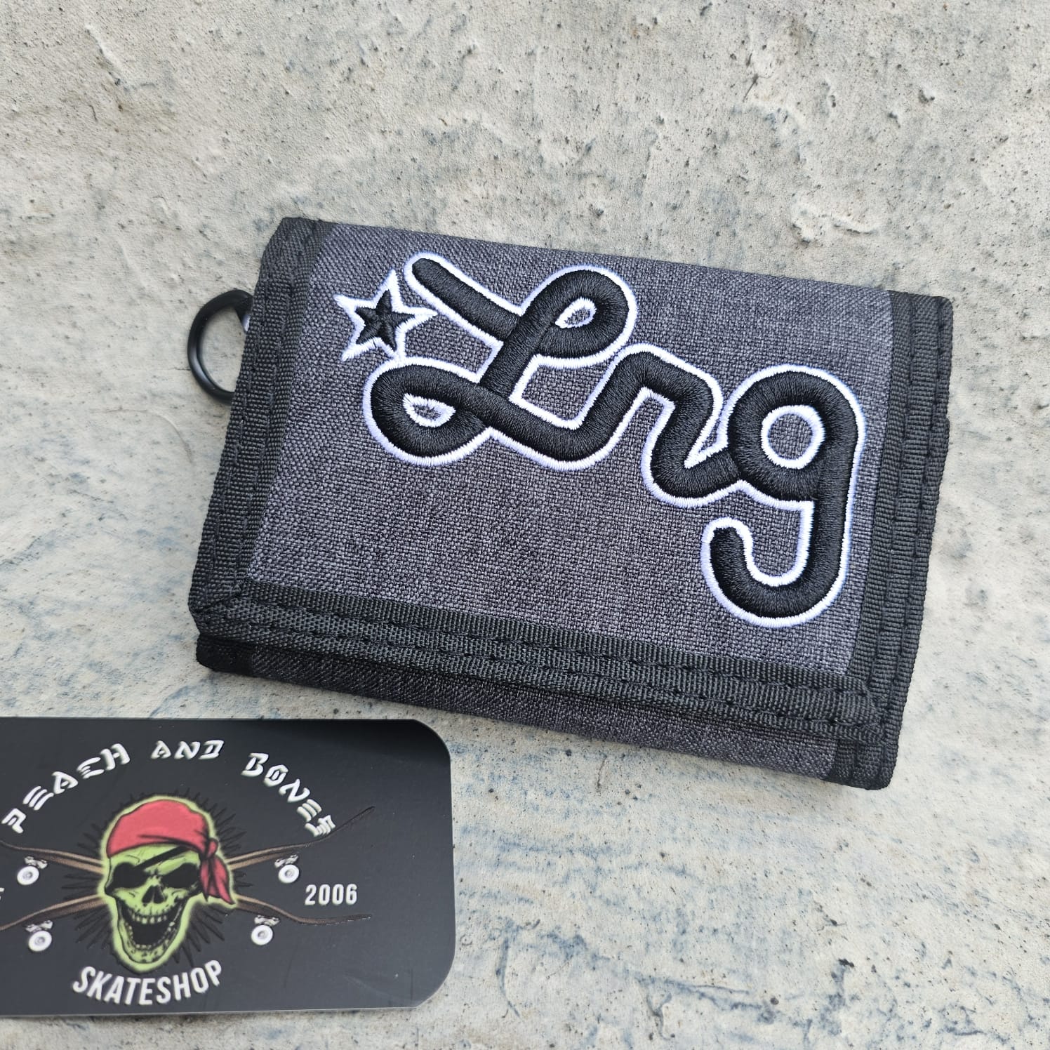 Peach and Bones Skateshop CDMX LRG Cartera Framework Trifold Grey